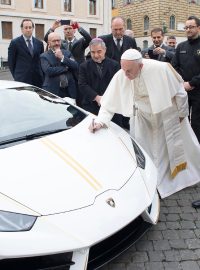 Papež František a bílý model vozu Lamborghini Huracán, který dostal od italské automobilky