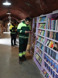 Ыkupina popelářů turecké metropole před sedmi měsíci zřídila knihovnu, která už čítá přes 4750 svazků