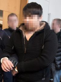 Husajn K. (druhý zprava) přichází v doprovodu eskorty do soudní síně ve Freiburgu (22. března 2018).