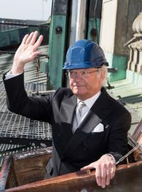 Na hlavě modrá helma a nohy vysoko nad zemí: Karel XVI. Gustav minulý týden dokázal, že se výšek nebojí. Na střechu královského paláce ve Stockholmu totiž pomáhal instalovat solární panely, které předloni dostal k 70. narozeninám.