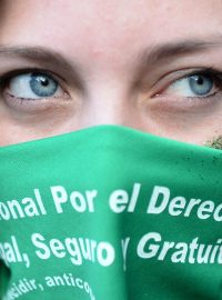 Detailní záběr jedné z tisíců účastnic demonstrace za legalizaci potratů v Argentině, Buenos Aires, 14. června 2018.