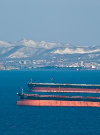Dvojice tankerů před přístavem Nachodka v Japonském moři, východně od Vladivostoku v Rusku. (ilustrační foto)