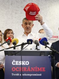 Premiér Andrej Babiš (ANO) zahájil předvolební kampaň k Evropským volbám s červenou kšiltovkou a heslem „Česko ochráníme. Tvrdě a nekompromisně.“