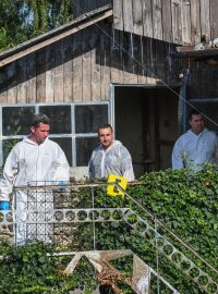 Rumunští vyšetřovatelé pracující na případě dvou zavražděných dívek objevili lidské pozůstatky patřící první ze zavražděných. Na snímku vyšetřovatelé prohledávající dům podezřelého automechanika Gheorghe Dinca