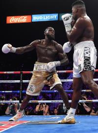 Deontay Wilder v souboji s Luisem Ortizem