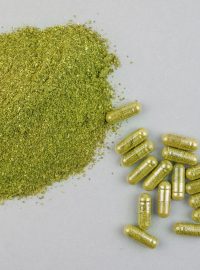 Kratom ve formě prášku a kapslí