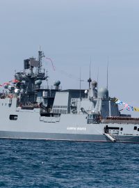 Ruská fregata Admiral Makarov při cvičení u Sevastopolu v roce 2020