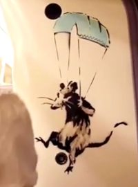 Obrázky krys, které britský streetartový umělec a aktivista Banksy nedávno nastříkal na stěny jednoho z vagonů metra, připomínají cestujícím, že kvůli koronaviru mají nosit roušky