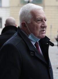 Exprezident Václav Klaus před Obecním domem 28. října 2020