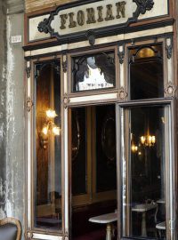 Legendární kavárna Florian na náměstí sv. Marka v Benátkách toto místo obývá více než 300 let