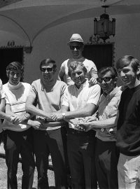 Spoluhráči přivítali Bobbyho Moorea (třetí zprava) po jeho příletu do Mexika tři dny před startem mistrovství světa 1970