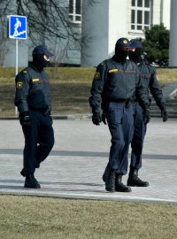 Běloruští policisté během opozičního shromáždění proti výsledkům prezidentských voleb.