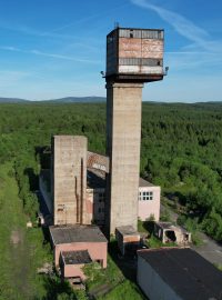 Těžební věž v Měděnci na Chomutovsku je poslední věží svého druhu v Česku