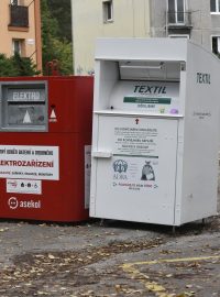 Kontejnery na elektroodpad a na textil