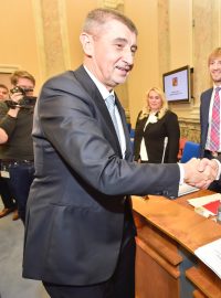 Premiér Andrej Babiš (vlevo) se zdraví s ministrem zemědělství Jiřím Milkem před první schůzí vlády 13. prosince 2017 v Praze.