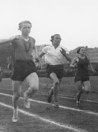 Zdena Koubková (vlevo) na snímku z roku 1934 na stadionu na Letné
