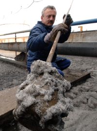 Pracovník českobudějovické čistírny odpadních vod odebírá vzorek kalu v primárním procesu čištění