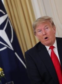 Donald Trump s vlajkou NATO v pozadí