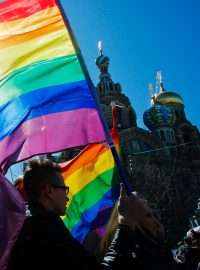 Lidé v Petrohradu protestují za práva LGBTQ+, květen 2013.