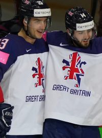 Hokejisté Velké Británie slaví gól Liama Kirka (uprostřed)