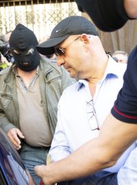 Policisté odvádějí bývalého náměstka pražského primátora Petra Hlubučka