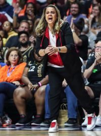 Becky Hammonová na lavičce Las Vegas Aces