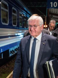 Německý prezident Frank-Walter Steinmeier nastupuje do vlaku a odjíždí do Kyjeva