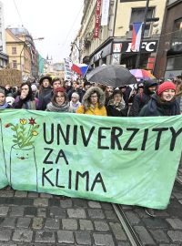 Přes Národní třídu prochází průvod ekologického hnutí Univerzity za klima, který vyšel z Palachova náměstí. „Máme holé lesy,“ skandují lidé