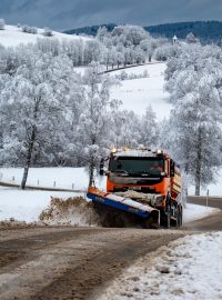 Sypač odhrnuje rozbředlý sníh ze silnice mezi Želnavou a Bělou na Šumavě na Prachaticku