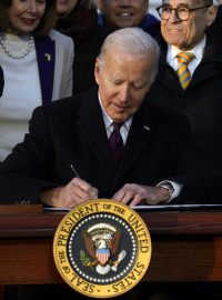 Joe Biden při podpisu zákona