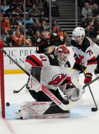 Trevor Zegras ve třetí třetině protlačil puk za záda Vítka Vaněčka hájícího branku Devils