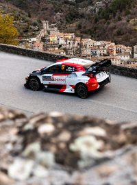 Sébastien Ogier se spolujezdcem Vincentem Landaisem v serpentýnách Rallye Monte Carlo