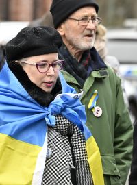 Před velvyslanectvím Ukrajiny v Praze se v neděli sešlo zhruba padesát lidí, aby vyjádřilo podporu Ukrajině