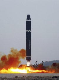 Zkušební odpálení mezikontinentální balistické střely Hwasong-15 na mezinárodním letišti v Pchjongjangu v sobotu 18. února 2023