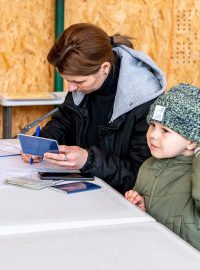 Uprchlíci z Ukrajiny v prostorách krajského asistenčního centra pomoci Ukrajině