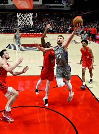 Domantas Sabonis ze Sacramenta dává koš proti Portlandu