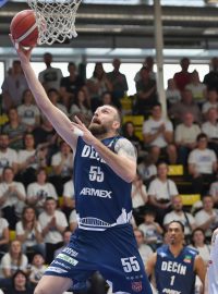 BK Děčín - Ostrava. 2. zápas čtvrtfinále play-off NBL.
vlevo Igor Josipovič, vpravo Štěpán Svoboda