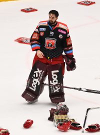 Brankář Hradce Králové Matěj Machovský po prohře v šestém zápase finále play-off extraligy proti Třinci