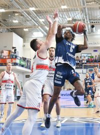 Americký rozehrávač Ty Nichols napadl po sobotním basketbalovém utkání semifinále play-off soupeře