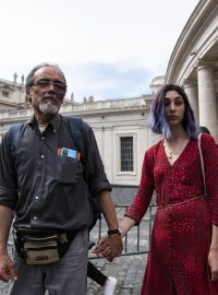 Dvojice aktivistů Guido Viero a Ester Goffiová v soudu ve Vatikánu