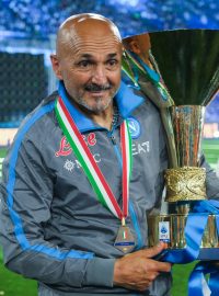 Luciano Spalletti s pohárem pro vítěze Serie A