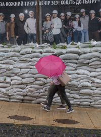 Budovu v Kyjevu chrání pytle s pískem