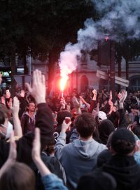 Celkem bylo po celé Francii podle večerního komuniké ministerstva vnitra zatčeno šest lidí