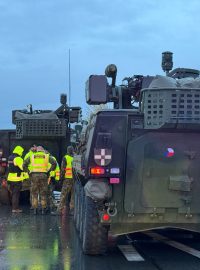 Srážka osobního auta a tří obrněných transportérů Pandur na dálnici D6