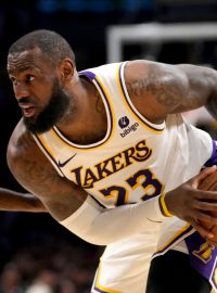 LeBron James a Tari Eason v souboji v zápase Los Angeles Lakers a Houston Rockets