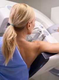 Klinika opominula výsledky vyšetření z mamografie, žena onemocněla rakovinou. Ilustrační foto.
