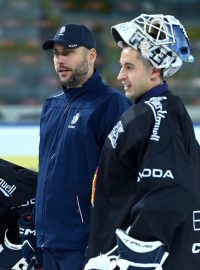 Ondřej Pavelec (uprostřed)