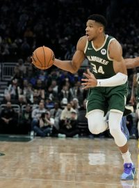 Janis Adetokunbo táhl v NBA Milwaukee k výhře nad Orlandem