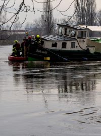 Vyprošťování uvízlé lodi na Labi v Litoměřicích