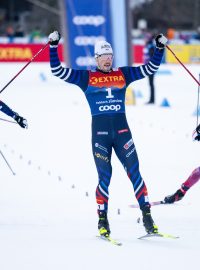 Běžec na lyžích Lucas Chanavat (startovní číslo 1) ovládl úvodní závod prestižního etapového závodu Tour de Ski